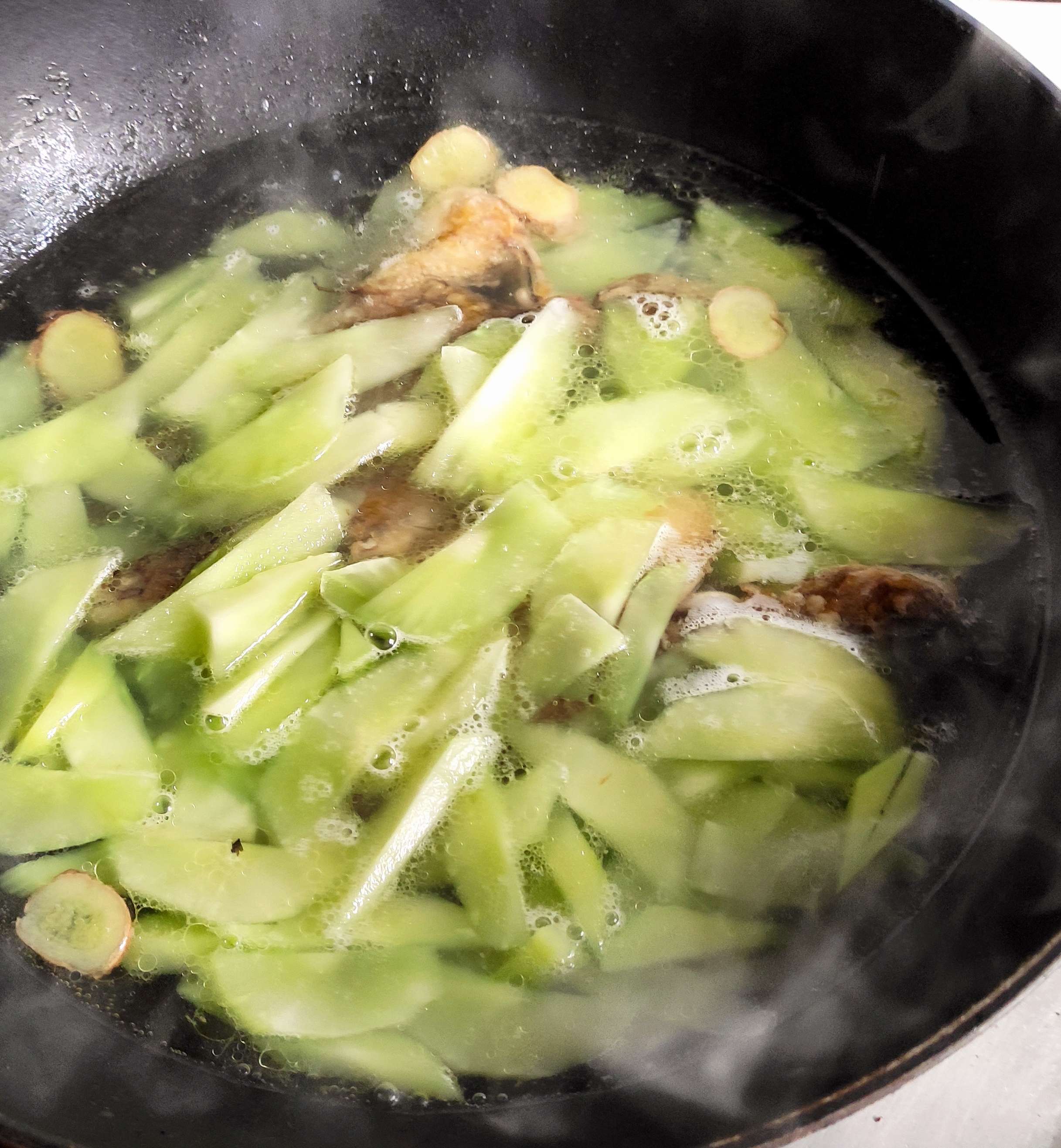 Stewed Yellow Bone Fish with Lettuce Instead of Tofu is Actually Better recipe