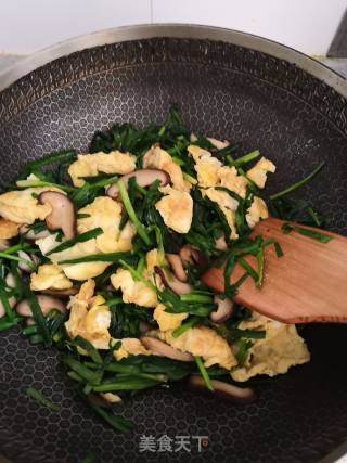 Scrambled Eggs with Chives and Mushrooms recipe