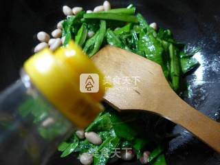 Stir-fried Lettuce with Peanuts recipe