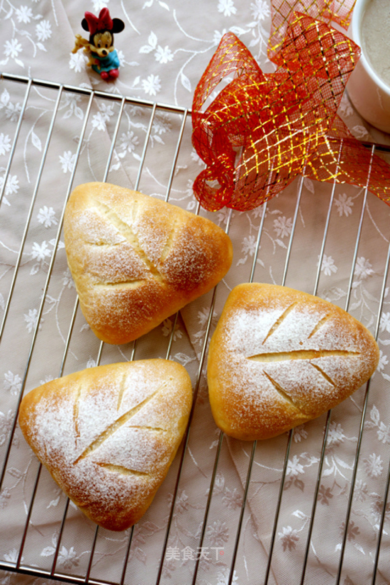 Leaf-shaped Taro Bread