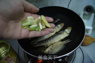 Putian's Characteristic-dry Fried Small Crucian Carp recipe