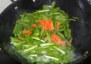 Stir-fried Leeks with Shredded Carrots and Tea recipe