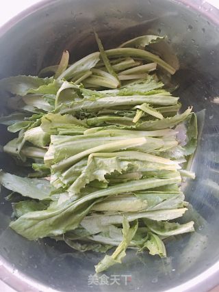 Stir-fried Lettuce with Spiced Dried Beans recipe