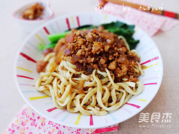 Onion Minced Pork Topped with Noodles recipe