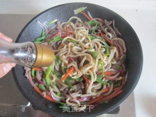 Stir-fried Udon Noodles with Black Pepper Beef recipe