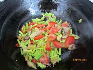 Stir-fried Noodles with Garlic Sprouts recipe