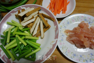 #信之美# Stir-fried Tofu with Shredded Chicken and Garlic Sprouts recipe