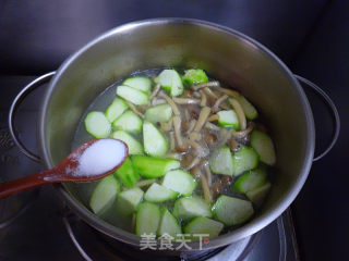 Spare Ribs Soup with Loofah Mushroom recipe