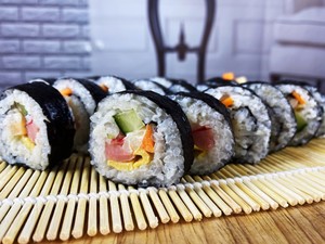 【japanese-style Sushi Rolls】simple and Delicious, Kids Love to Eat. The Ratio of Sushi Vinegar, Sesame Oil and Glutinous Rice is The Key recipe