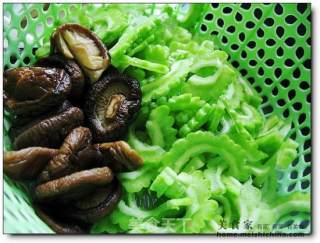 Mushroom Bitter Gourd Black Chicken Soup recipe