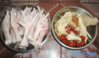 Stewed Chicken Feet with Herbs recipe