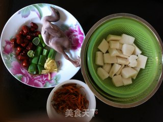 Autumn Nourishing Soup-quail Stewed with Cordyceps Flower recipe