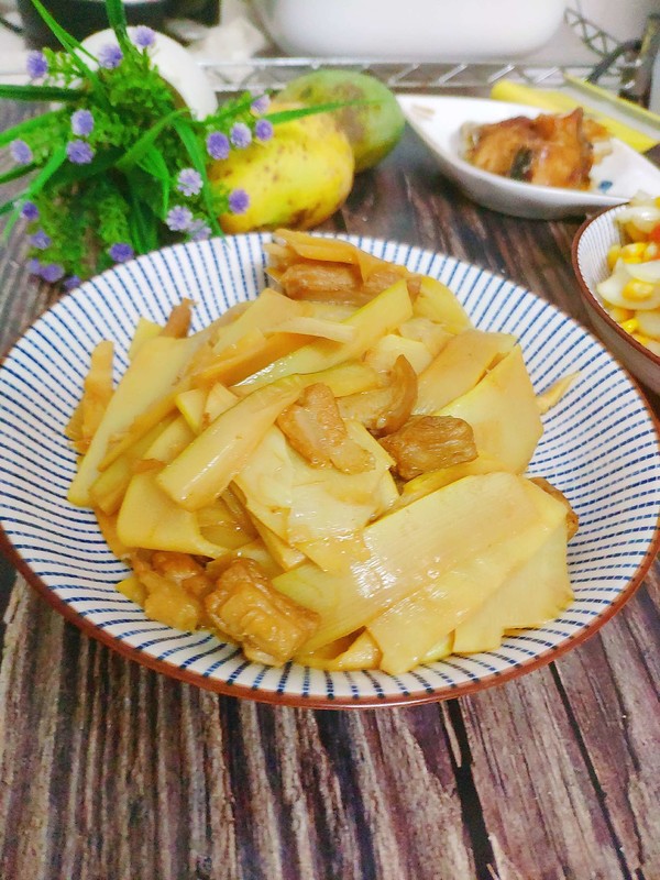 Stir-fried Yellow Bamboo Shoots with Upper Leg Meat recipe