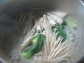 Green Vegetable and Enoki Mushroom Meat and Bone Soup recipe