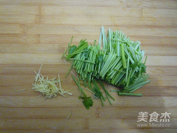 Stir-fried Shredded Chicken with Coriander recipe