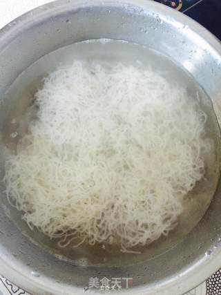 Stir-fried Vermicelli with Loofah and Goose recipe