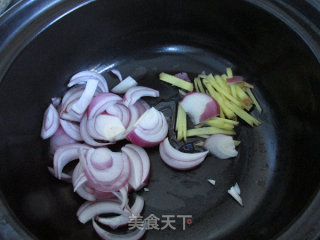 Stewed Salmon Bone with White Jade Mushroom recipe