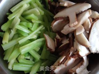 Stir-fried Celery with Lamb and Shiitake Mushrooms recipe