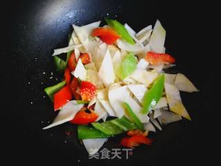 Stir-fried Bamboo Shoots with Green Red Pepper recipe