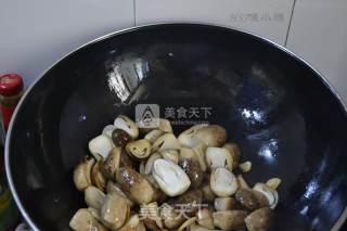 Consumption of Oil Stewed Fresh Lotus and Straw Mushrooms recipe