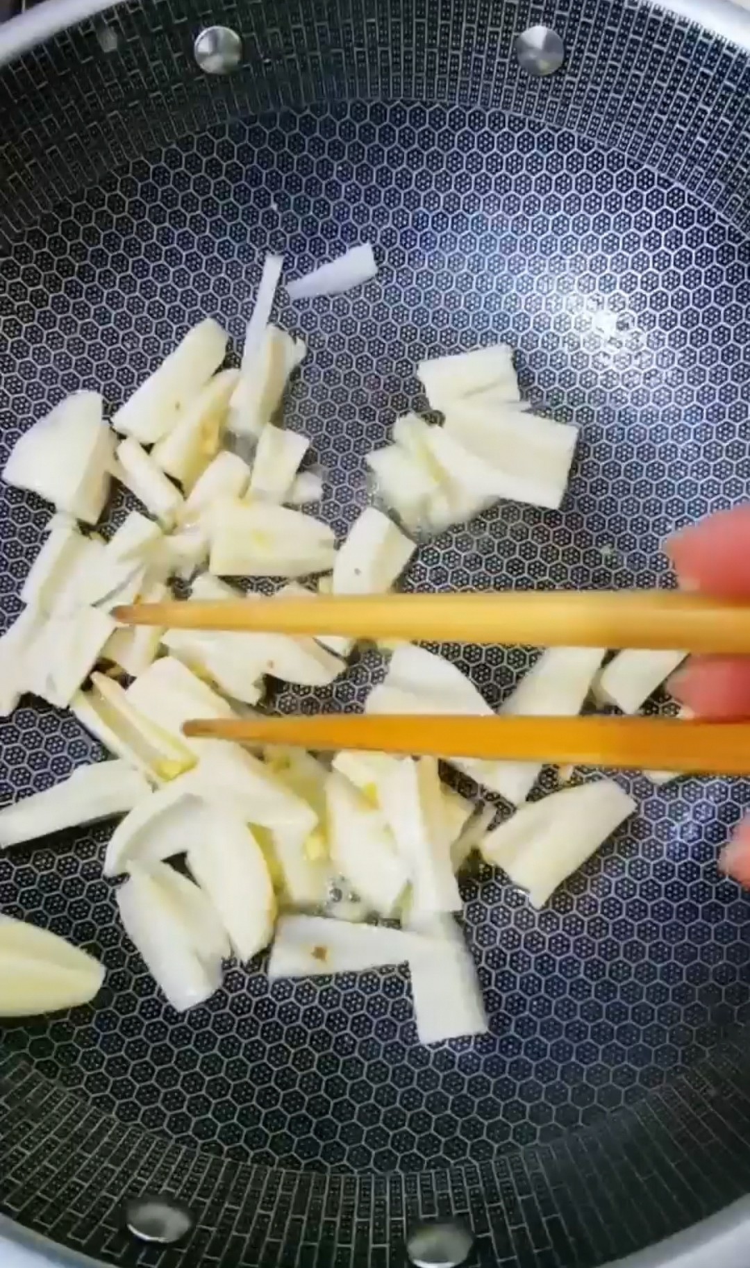 Stir-fried Lotus Root with Green Bamboo Shoots recipe