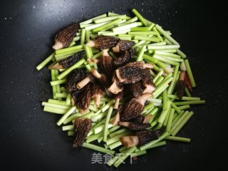 Stir-fried Garlic Moss with Morels recipe