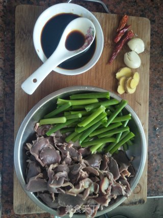 Stir-fried Duck Gizzards with Garlic Stalks recipe