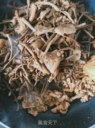 Stir-fried Shredded Pork with Tea Tree Mushroom recipe
