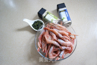 Four Processes of Simmering, Deep-frying and Frying to Create A European Cup of Finger-sucking Snacks-finger-sucking Arctic Shrimp with Tea recipe