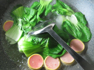 Greasy Pork Pork Sausage and Green Vegetable Belt Noodles recipe