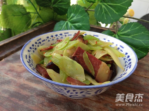 Stir-fried Bacon with Lettuce recipe