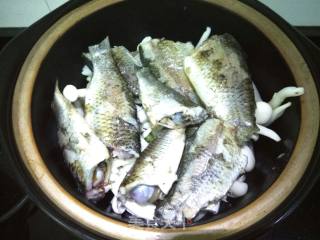 Braised Tofu with Carassius and Bailing Mushroom recipe