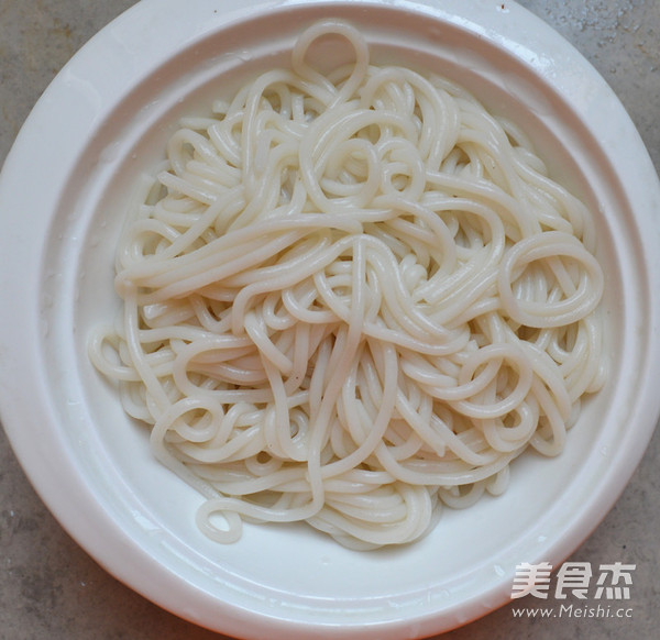 Boiled Chicken Rice Noodles with Salad Dressing and Soy Sauce recipe