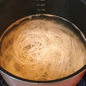 Ten Minutes Hot and Sour Fragrant Noodles recipe