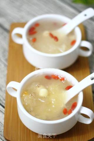 White Fungus and Lotus Seed Soup for Beauty and Beauty recipe