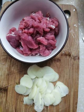 Stir-fried Shredded Pork with Pea Sprouts recipe