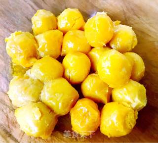 Thousands of Fresh Meat and Salted Egg Yolk Rolls recipe