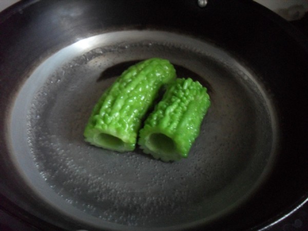 Stuffed Bitter Gourd with Red Dates recipe