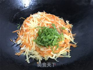 Stir-fried Shredded Potatoes with Green Peppers and Carrots recipe