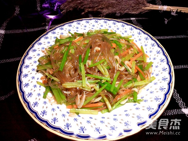 Celery Stir-fried Noodles recipe