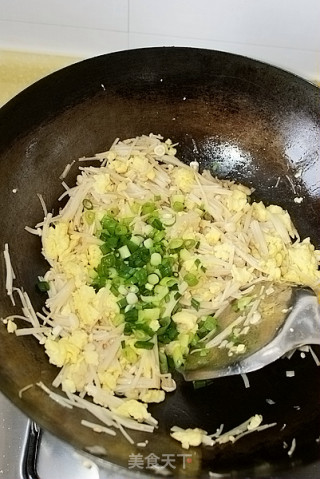 [scrambled Eggs with Enoki Mushroom] It's Delicious If You Mix It Up recipe