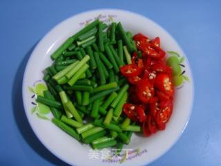 Stir-fried Pork Skin with Garlic Moss recipe