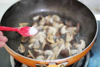 3-minute Quick Stir-fry to Prevent Spring Flu——【double Mushroom in Oil and Vinegar】 recipe