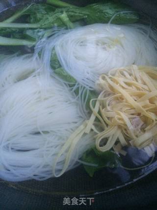 Spicy Chicken Soup with Rice Noodles recipe