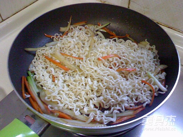 Fried Noodles with Shredded Pork recipe