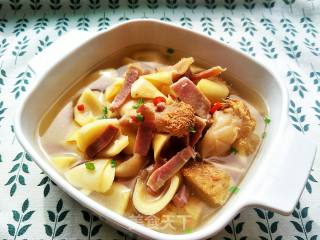 Bacon Ham Stewed with Bamboo Shoots and Monkey Mushrooms recipe