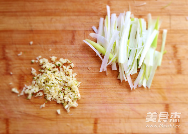 Stir-fried Skin Dregs with Garlic recipe