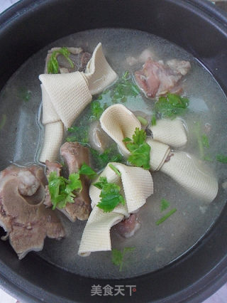 [winter Health Food of Common People's Home] Soup with Bean Skin Tube and Bone recipe