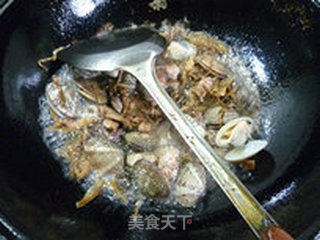 Stir-fried Clams with Bamboo Shoots and Dried Vegetables recipe