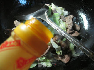 Stir-fried Pork Liver with Black Fungus and Cabbage recipe